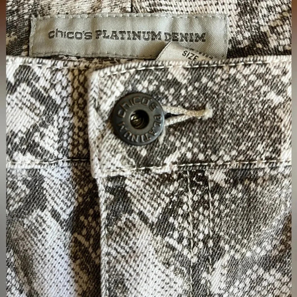Chicos Platinum Denim Snake Animal Print Cropped Jeans Size 1 - Picture 7 of 11